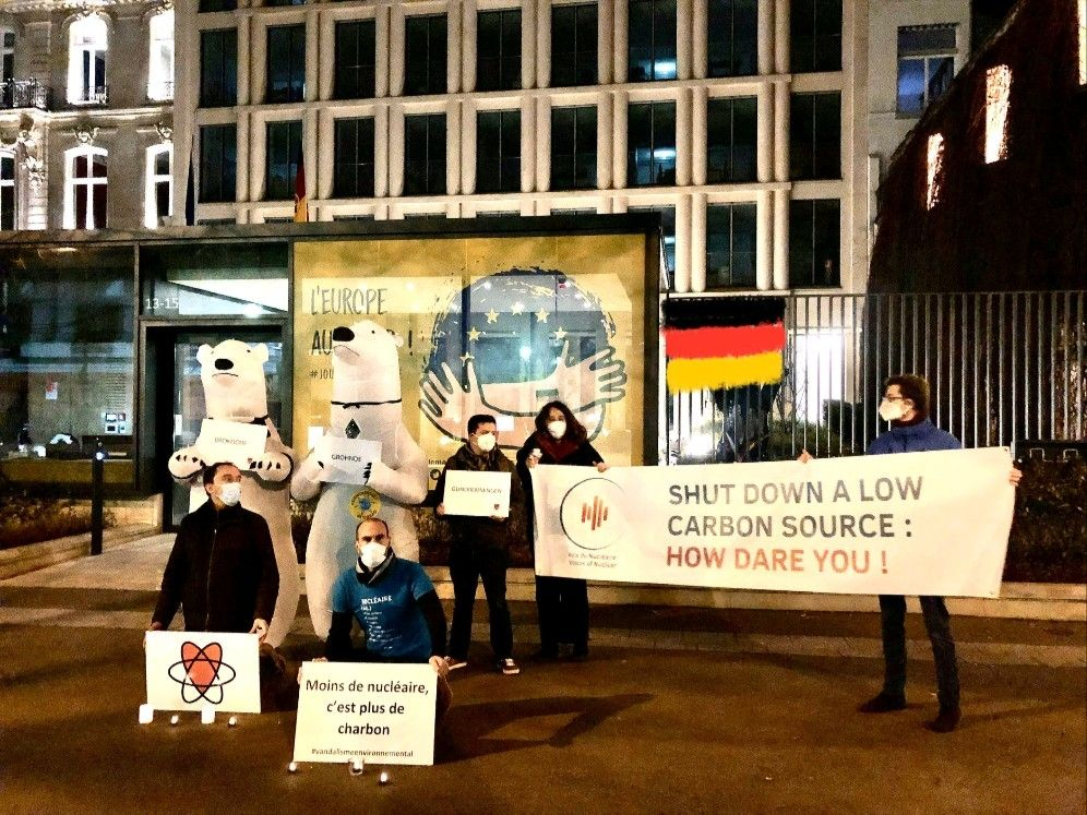 Les Voix devant l’ambassade d’Allemagne